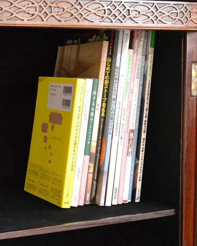 アンティークのキャビネット　アンティーク家具　豪華なアンティーク家具、マホガニー材を使った英国テイストのキャビネット（飾り棚）。扉の中は収納たっぷりA4サイズの雑誌までしっかり収納出来ちゃう大きさ。(k-1217-f-1)