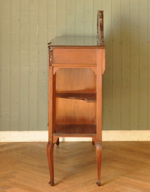 アンティークのキャビネット　アンティーク家具　豪華なアンティーク家具、マホガニー材を使った英国テイストのキャビネット（飾り棚）。横から見ても素敵なんですガラスキャビネットはどこから見ても美しい！いろんな角度から中をのぞきこんで楽んで下さい。(k-1217-f-1)