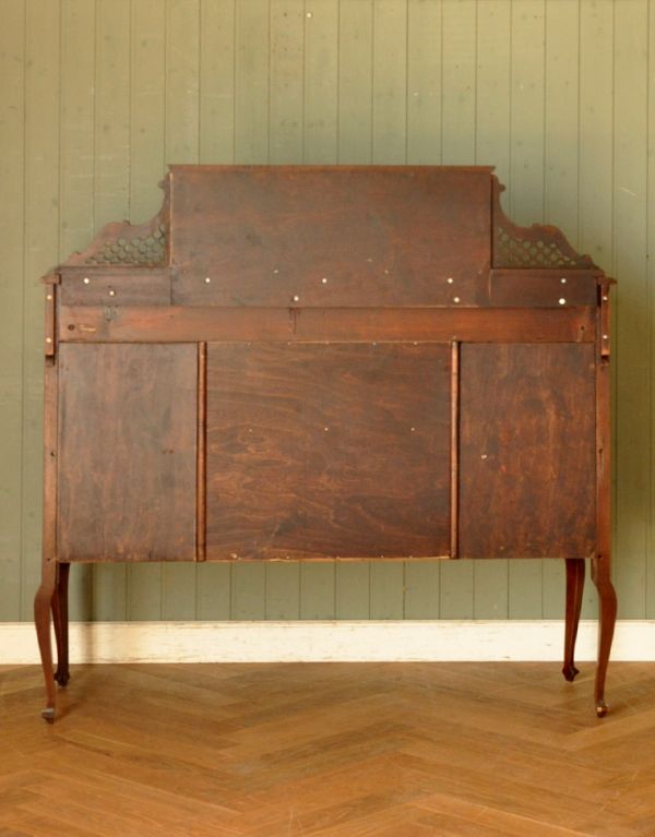 アンティークのキャビネット　アンティーク家具　豪華なアンティーク家具、マホガニー材を使った英国テイストのキャビネット（飾り棚）。後ろ姿もキレイです。(k-1217-f-1)