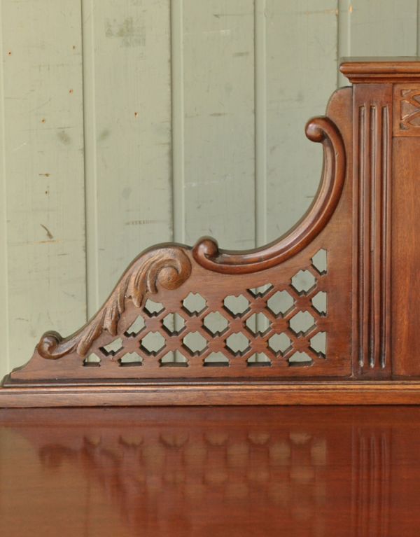 アンティークのキャビネット　アンティーク家具　豪華なアンティーク家具、マホガニー材を使った英国テイストのキャビネット（飾り棚）。細かい部分までかなりこだわって彫が入っています。(k-1217-f-1)