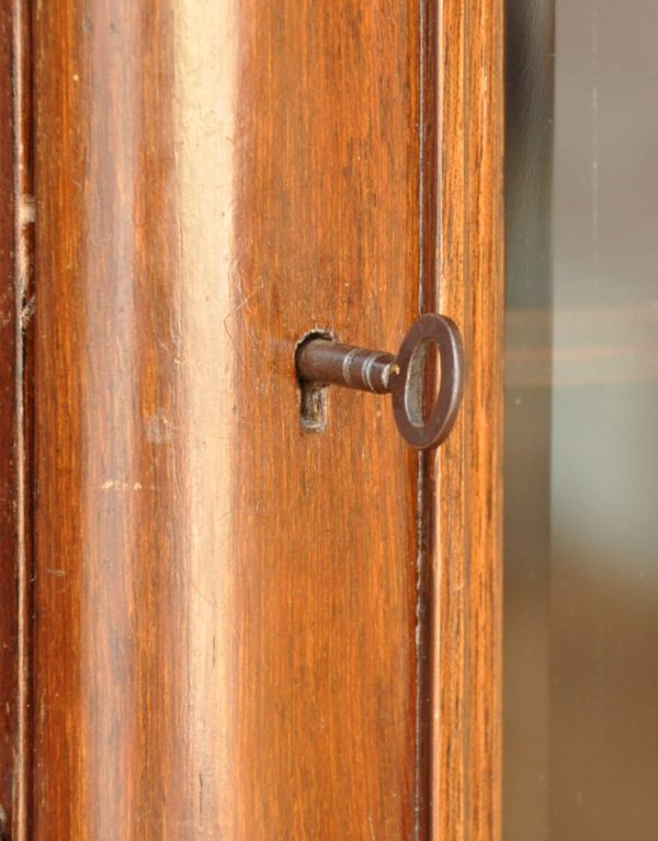 アンティークのキャビネット　アンティーク家具　豪華なアンティーク家具、マホガニー材を使った英国テイストのキャビネット（飾り棚）。開ける度にワクワク･･･取っ手もアンティークらしいデザイン。(k-1217-f-1)