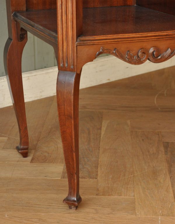 アンティークのキャビネット　アンティーク家具　豪華なアンティーク家具、マホガニー材を使った英国テイストのキャビネット（飾り棚）。女性１人でラクラク運べちゃうんですHandleのアンティークは、脚の裏にフェルトキーパーをお付けしています。(k-1217-f-1)