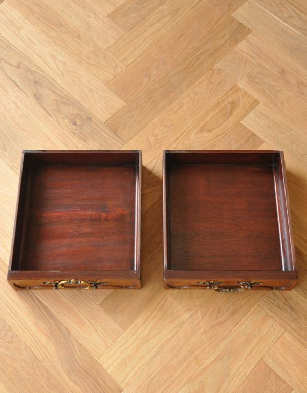 アンティークのキャビネット　アンティーク家具　豪華なアンティーク家具、マホガニー材を使った英国テイストのキャビネット（飾り棚）。引き出しの中もキレイです専門の職人が修復の際、キレイにしたので、引き出しにも安心して収納して下さい。(k-1217-f-1)