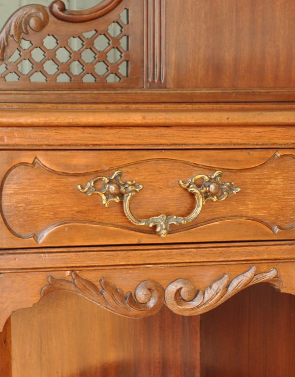 アンティークのキャビネット　アンティーク家具　豪華なアンティーク家具、マホガニー材を使った英国テイストのキャビネット（飾り棚）。引き出しの取っ手もステキ。(k-1217-f-1)