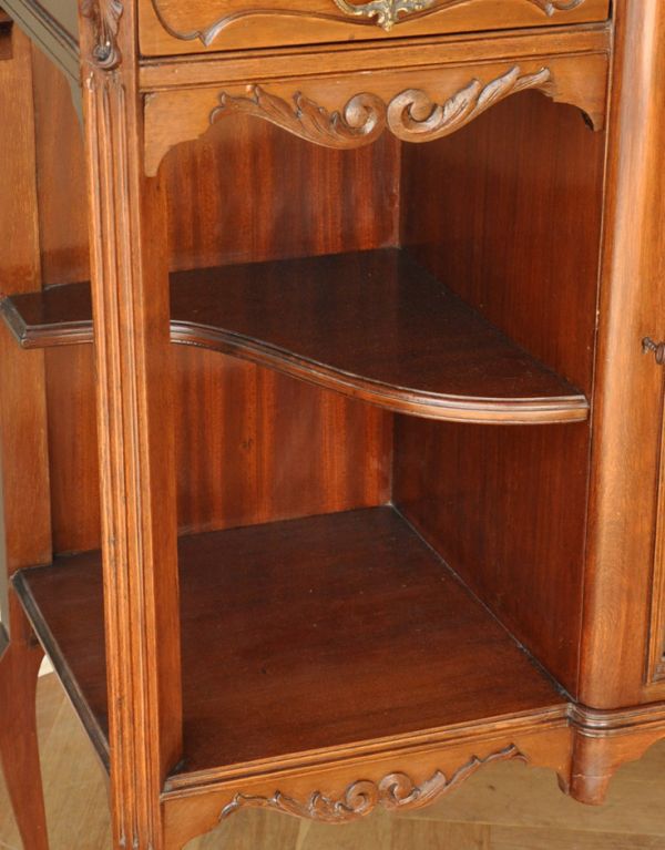 アンティークのキャビネット　アンティーク家具　豪華なアンティーク家具、マホガニー材を使った英国テイストのキャビネット（飾り棚）。ディスプレイしながらおしゃれに収納扉収納の両脇にはデザイン性を兼ねたオープンの棚。(k-1217-f-1)