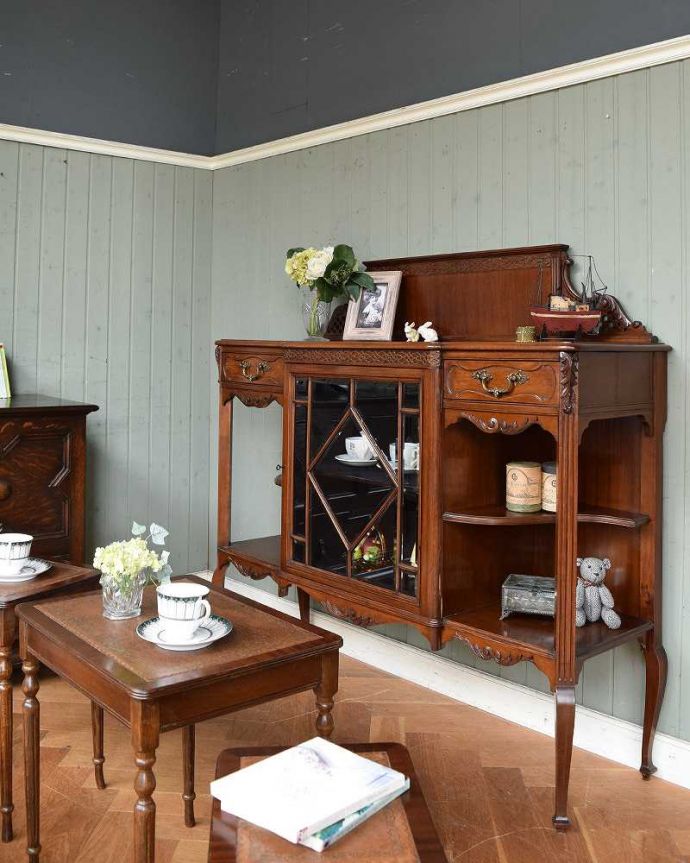 アンティークのキャビネット　アンティーク家具　豪華なアンティーク家具、マホガニー材を使った英国テイストのキャビネット（飾り棚）。どこから見ても優雅さたっぷり美しいパーラーキャビネットは、見た目が美しいので、どんな場所に置いても一瞬で優雅な雰囲気に包み込まれます。(k-1217-f-1)