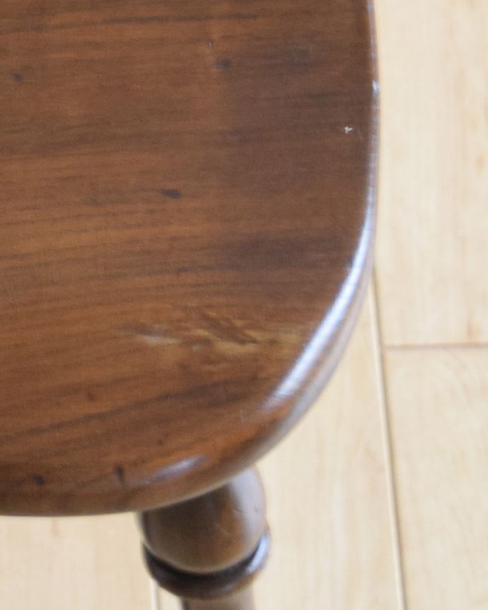 キッチンチェア　アンティーク チェア　オシャレな背もたれのキッチンチェア、アンティークの板座イス。板座のチェアは、木の温もりが感じられるので、木の家具が好きと言う方にかなりオススメです！。(k-1220-c)