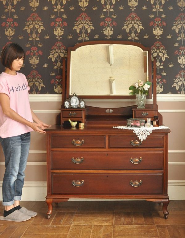 サイドバイサイド　アンティーク家具　本場イギリスから到着、マホガニー材を使ったアンティークドレッシングチェスト（ドレッサー）。落ち着きと品のあるデザイン。(k-1223-f)