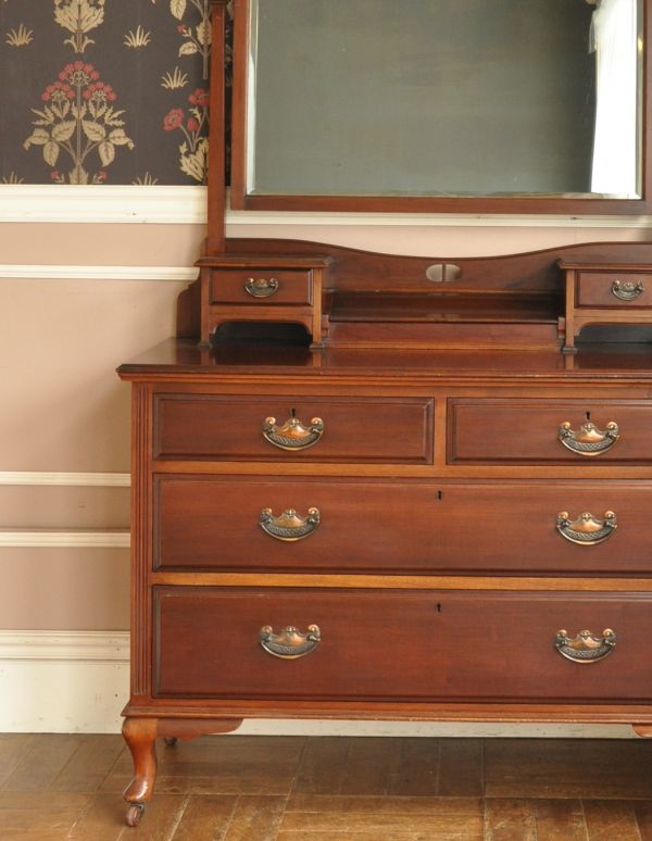 サイドバイサイド　アンティーク家具　本場イギリスから到着、マホガニー材を使ったアンティークドレッシングチェスト（ドレッサー）。大きな引き出しがあるので、しっかり収納！日用品をしまっても、外見が素敵なので絵になるから嬉しい。(k-1223-f)