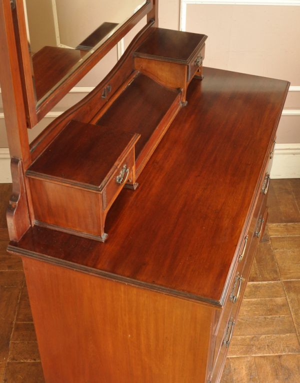 サイドバイサイド　アンティーク家具　本場イギリスから到着、マホガニー材を使ったアンティークドレッシングチェスト（ドレッサー）。天板も木目がとってもキレイです。(k-1223-f)