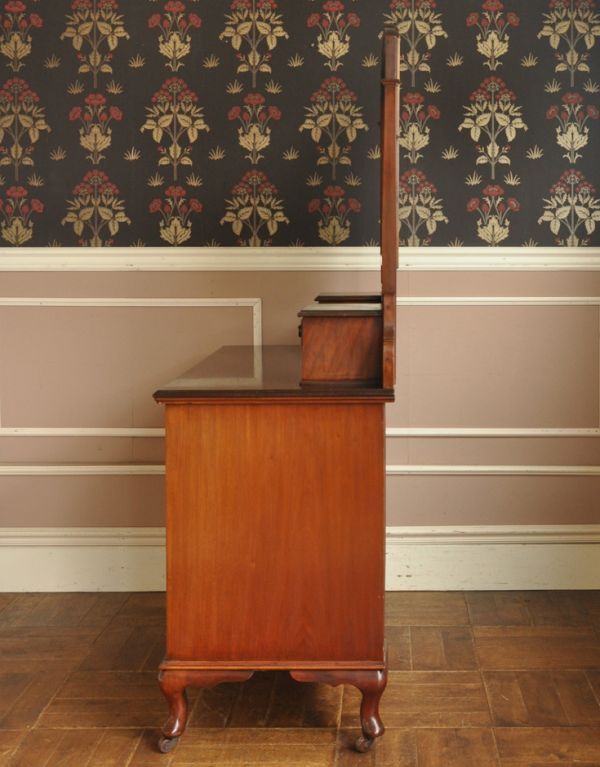 サイドバイサイド　アンティーク家具　本場イギリスから到着、マホガニー材を使ったアンティークドレッシングチェスト（ドレッサー）。サイドからみても絵になります。(k-1223-f)