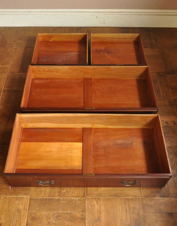 サイドバイサイド　アンティーク家具　本場イギリスから到着、マホガニー材を使ったアンティークドレッシングチェスト（ドレッサー）。中も美しい状態です。(k-1223-f)