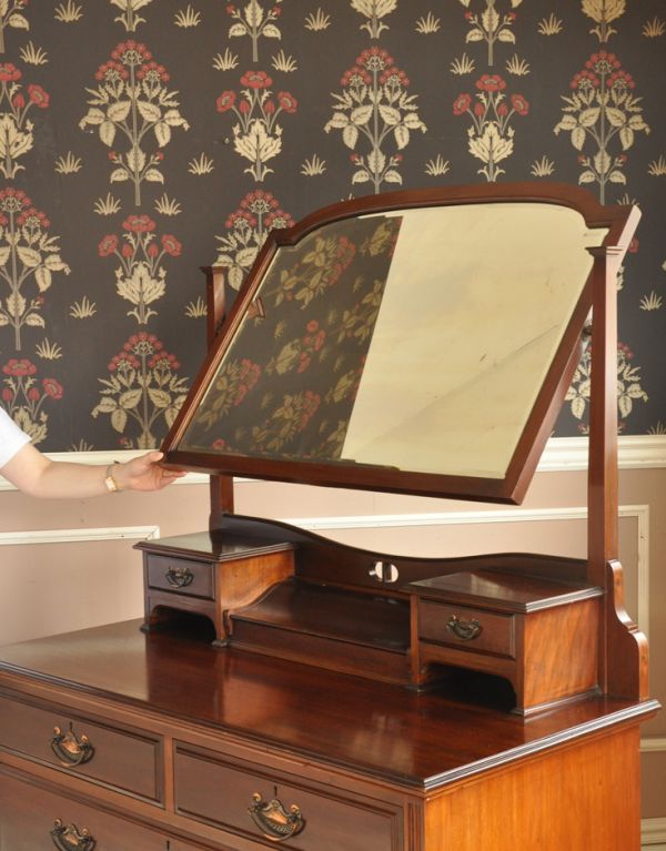 サイドバイサイド　アンティーク家具　本場イギリスから到着、マホガニー材を使ったアンティークドレッシングチェスト（ドレッサー）。大きな鏡はお部屋を広く見せる効果大。(k-1223-f)