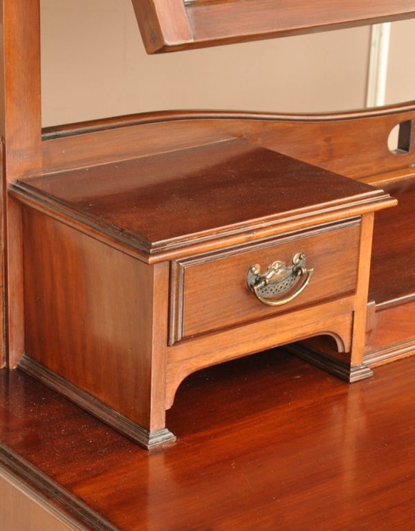 サイドバイサイド　アンティーク家具　本場イギリスから到着、マホガニー材を使ったアンティークドレッシングチェスト（ドレッサー）。天板の上には小引き出しが付いています。(k-1223-f)