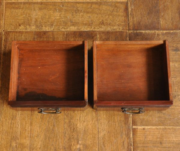 サイドバイサイド　アンティーク家具　本場イギリスから到着、マホガニー材を使ったアンティークドレッシングチェスト（ドレッサー）。口紅やアクセサリー、または印鑑や鍵などの貴重品をしまってくださいね。(k-1223-f)