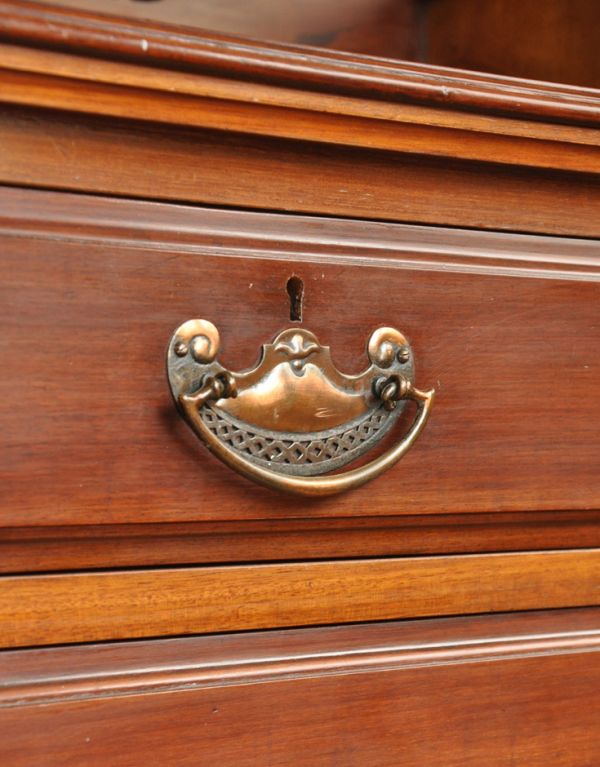 サイドバイサイド　アンティーク家具　本場イギリスから到着、マホガニー材を使ったアンティークドレッシングチェスト（ドレッサー）。アンティークらしい取っ手をそっと開くたびにときめきます。(k-1223-f)
