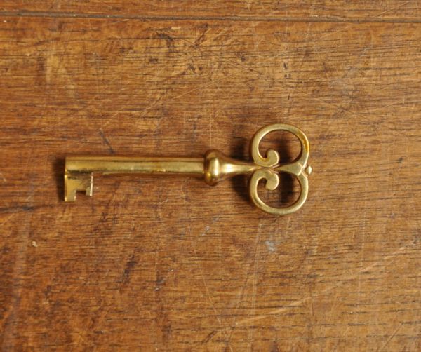 サイドバイサイド　アンティーク家具　本場イギリスから到着、マホガニー材を使ったアンティークドレッシングチェスト（ドレッサー）。このまま飾っておいても素敵なアンティークの鍵付きです。(k-1223-f)