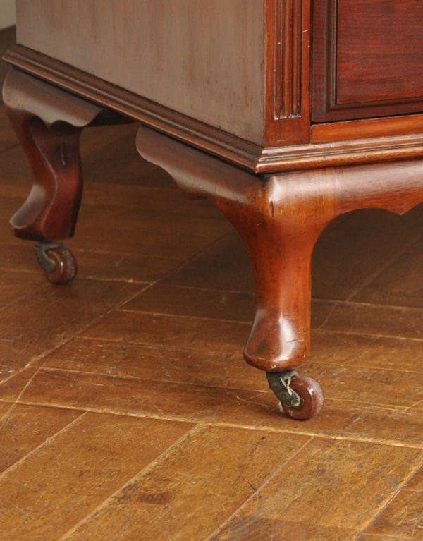 サイドバイサイド　アンティーク家具　本場イギリスから到着、マホガニー材を使ったアンティークドレッシングチェスト（ドレッサー）。きちんと調整したので、新しいものと比べるとスムーズではありませんが、ちゃんと動きます。(k-1223-f)