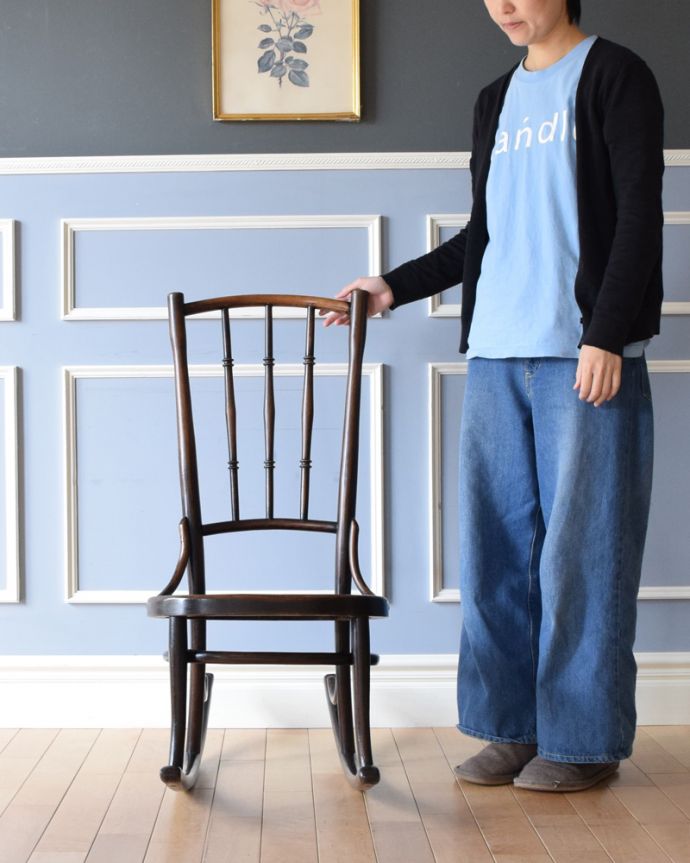 ベントウッドチェア　アンティーク チェア　ゆらゆら揺れる英国アンティークの椅子、木製のロッキングチェア（ベントウッドチェア）。ちょっとしたくつろぎの時間に・・・深く腰掛けると、とっても気持ちいいです。(k-1225-c)