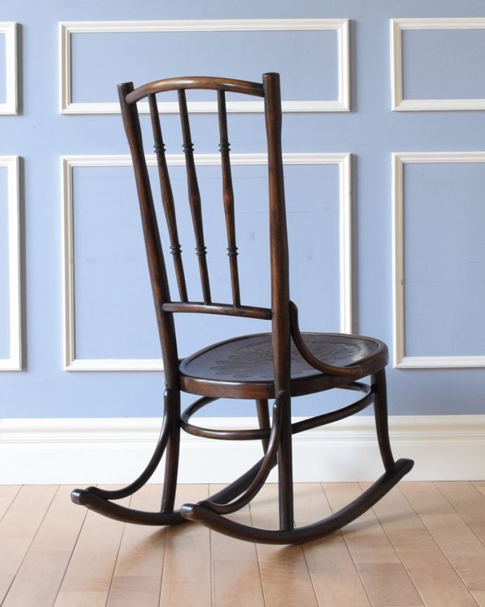 ベントウッドチェア　アンティーク チェア　ゆらゆら揺れる英国アンティークの椅子、木製のロッキングチェア（ベントウッドチェア）。アンティークは新品ではないので、もちろん経年変化によるキズはありますが、専門の職人が目立たないようキレイにお直しをしているので、後姿までキレイです。(k-1225-c)