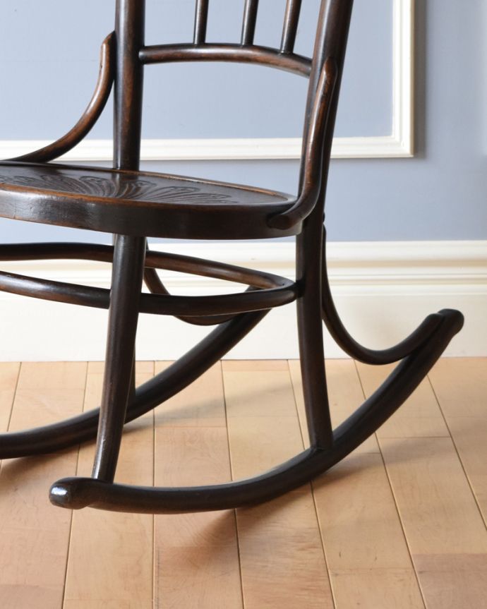 ゆらゆら揺れる英国アンティークの椅子、木製のロッキングチェア