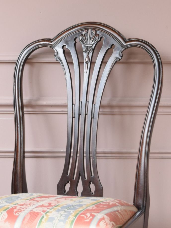 背もたれが美しいアンティークの椅子