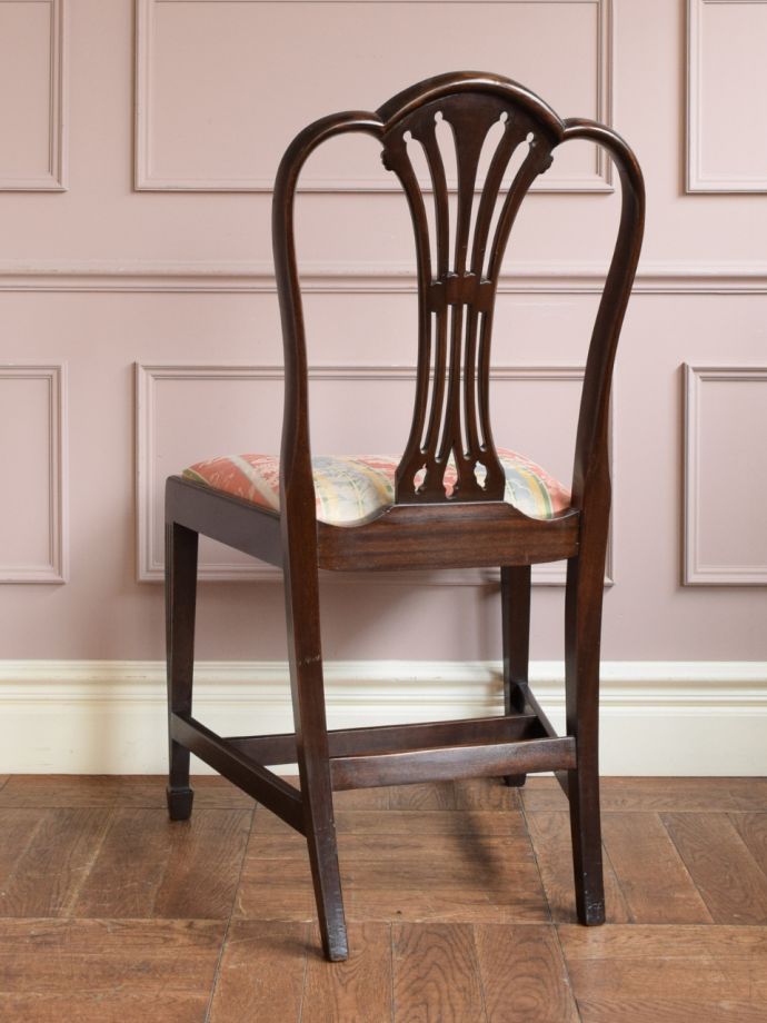 アンティークのサロンチェアの後ろ姿