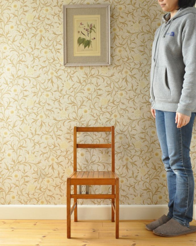 キッチンチェア　アンティーク チェア　子ども用の小さなサイズが可愛いアンティーク椅子、チャイルドチェア。見た目の可愛らしさはもちろん、ちゃんと使える小さな椅子子ども用のアンティークチェアは、玄関やリビングに置いておくだけでも可愛いんです。(k-1237-c)