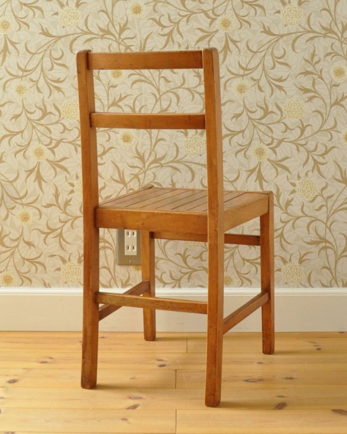 キッチンチェア　アンティーク チェア　子ども用の小さなサイズが可愛いアンティーク椅子、チャイルドチェア。後ろから見ても、やっぱり可愛い！修復の時、専門の職人がバラして一から組み直しているので、大人が座っても大丈夫です。(k-1237-c)