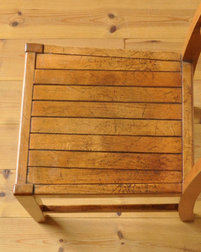 キッチンチェア　アンティーク チェア　子ども用の小さなサイズが可愛いアンティーク椅子、チャイルドチェア。座面はこんな感じです座ったり、荷物を置いたり、お花を飾ったり･･･いろいろ使えるアイテムです。(k-1237-c)