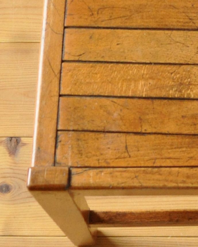 キッチンチェア　アンティーク チェア　子ども用の小さなサイズが可愛いアンティーク椅子、チャイルドチェア。近くで見ると・・・新品ではない経年変化によるキズが、あたたかさを増してくれます。(k-1237-c)