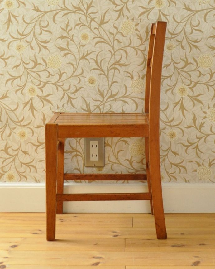 キッチンチェア　アンティーク チェア　子ども用の小さなサイズが可愛いアンティーク椅子、チャイルドチェア。横顔もほっこりデザイン横から見ても、なんだかほっこりぬくもりあるデザインです。(k-1237-c)