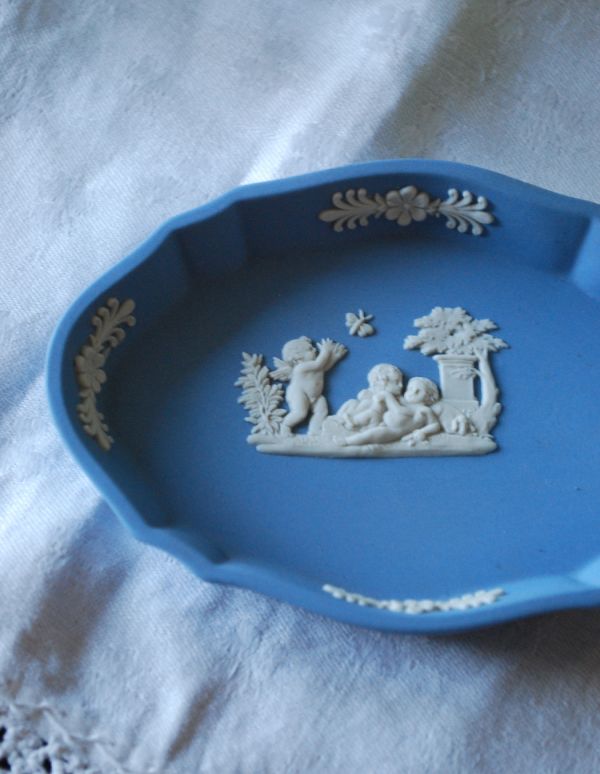 テーブルウェア(食器)　アンティーク雑貨　アンティークのジャスパーウェア、エンジェルのウェッジウッドトレイ（Wedgwood）。使い込むほどに光沢と風合いを増す二度楽しめる逸品です。(k-1237-z)