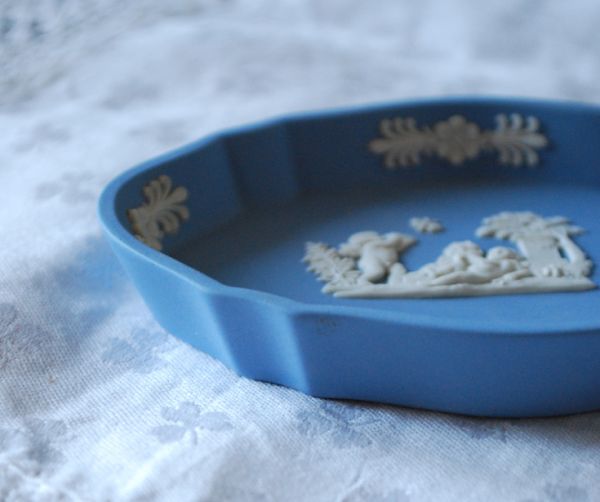 テーブルウェア(食器)　アンティーク雑貨　アンティークのジャスパーウェア、エンジェルのウェッジウッドトレイ（Wedgwood）。美しいレリーフがトレーのまわりにデザインされています。(k-1237-z)