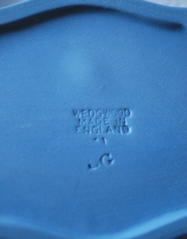 テーブルウェア(食器)　アンティーク雑貨　アンティークのジャスパーウェア、エンジェルのウェッジウッドトレイ（Wedgwood）。裏にメーカーの刻印があります。(k-1237-z)