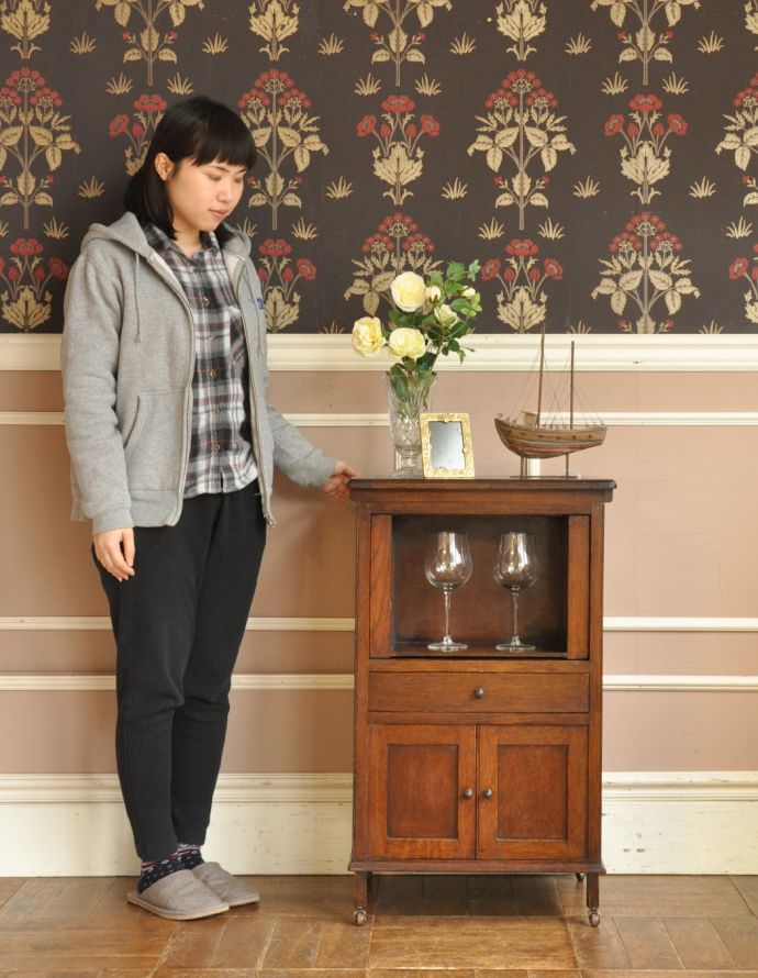 アンティークのキャビネット　アンティーク家具　英国アンティークの家具、オーク材の小さなカップボード。サイドテーブルにも最適！使いたいときに使いたいところに持ってこられる気軽さが魅力です。(k-1238-f)