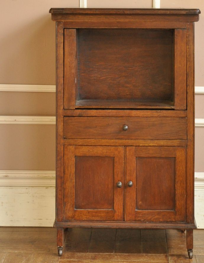 アンティークのキャビネット　アンティーク家具　英国アンティークの家具、オーク材の小さなカップボード。オープン棚には、ティッシュボックスやメガネケースなど入れておくと便利ですよ。(k-1238-f)