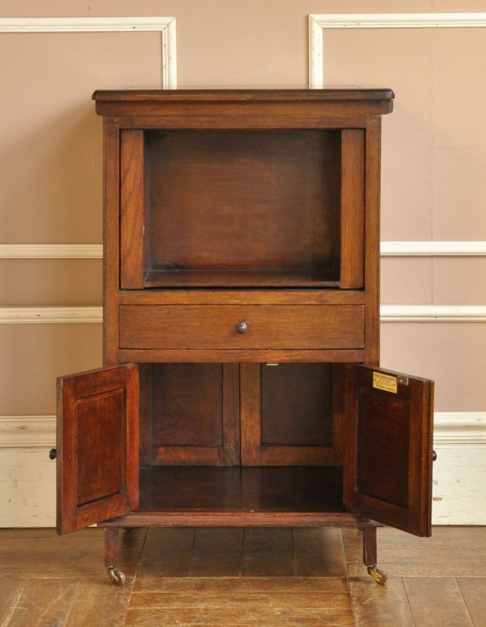 アンティークのキャビネット　アンティーク家具　英国アンティークの家具、オーク材の小さなカップボード。文庫本や漫画、リモコンなど近くに置いておきたいものを収納しておけばとっても便利ですよ。(k-1238-f)