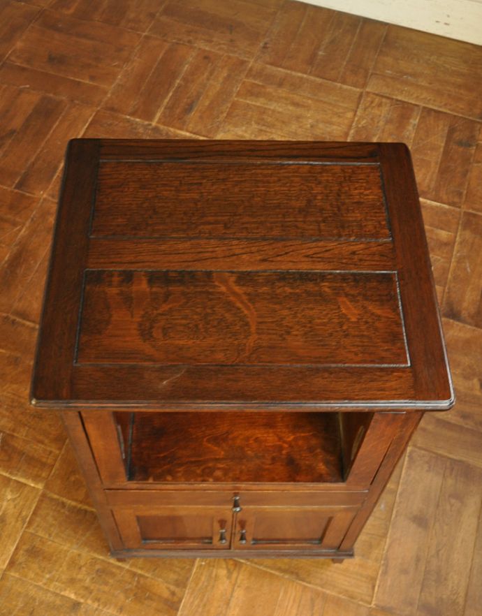 アンティークのキャビネット　アンティーク家具　英国アンティークの家具、オーク材の小さなカップボード。天板もキレイに仕上げました。(k-1238-f)