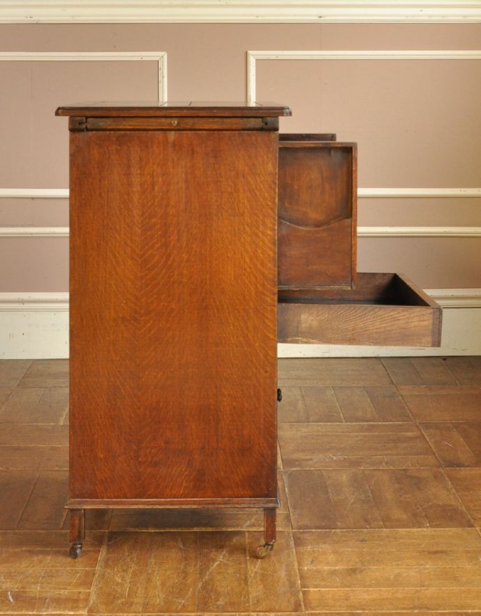 アンティークのキャビネット　アンティーク家具　英国アンティークの家具、オーク材の小さなカップボード。横から見てもステキです。(k-1238-f)