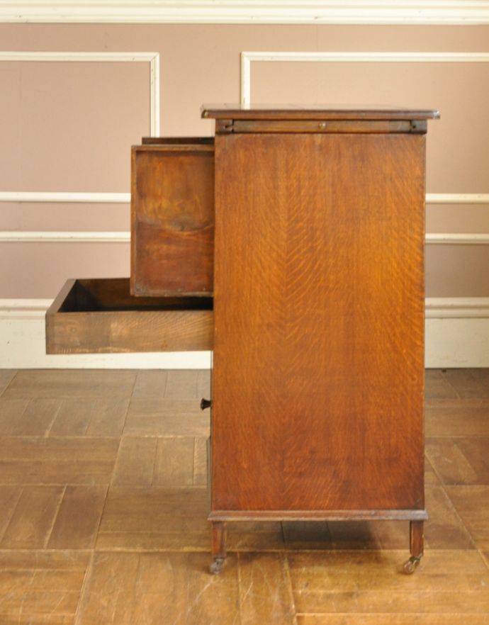 アンティークのキャビネット　アンティーク家具　英国アンティークの家具、オーク材の小さなカップボード。両面使えるデザインです。(k-1238-f)