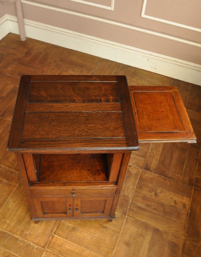 アンティークのキャビネット　アンティーク家具　英国アンティークの家具、オーク材の小さなカップボード。両サイドからトレイが出てくるので、広々と使えます。(k-1238-f)