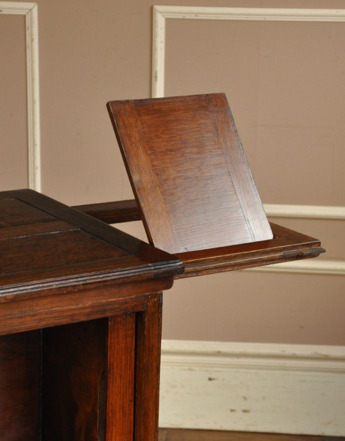 アンティークのキャビネット　アンティーク家具　英国アンティークの家具、オーク材の小さなカップボード。トレイは角度を変える事が出来ます。(k-1238-f)