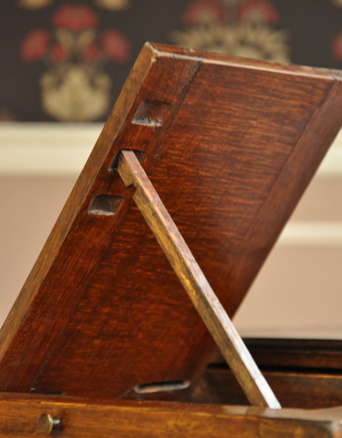 アンティークのキャビネット　アンティーク家具　英国アンティークの家具、オーク材の小さなカップボード。トレイの角度は３段階で調整可能です。(k-1238-f)