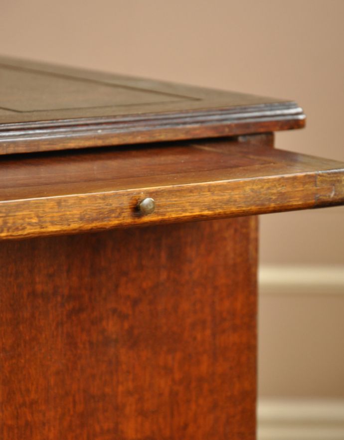 アンティークのキャビネット　アンティーク家具　英国アンティークの家具、オーク材の小さなカップボード。トレイに付いている小さな取っ手です。(k-1238-f)