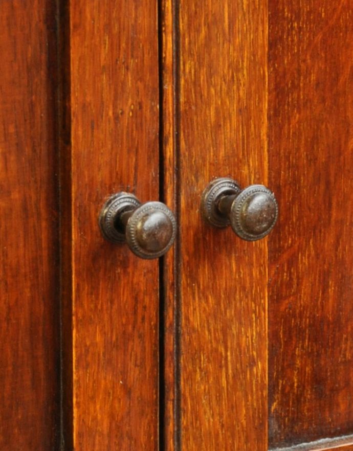 アンティークのキャビネット　アンティーク家具　英国アンティークの家具、オーク材の小さなカップボード。扉には小さくて可愛い取っ手です。(k-1238-f)
