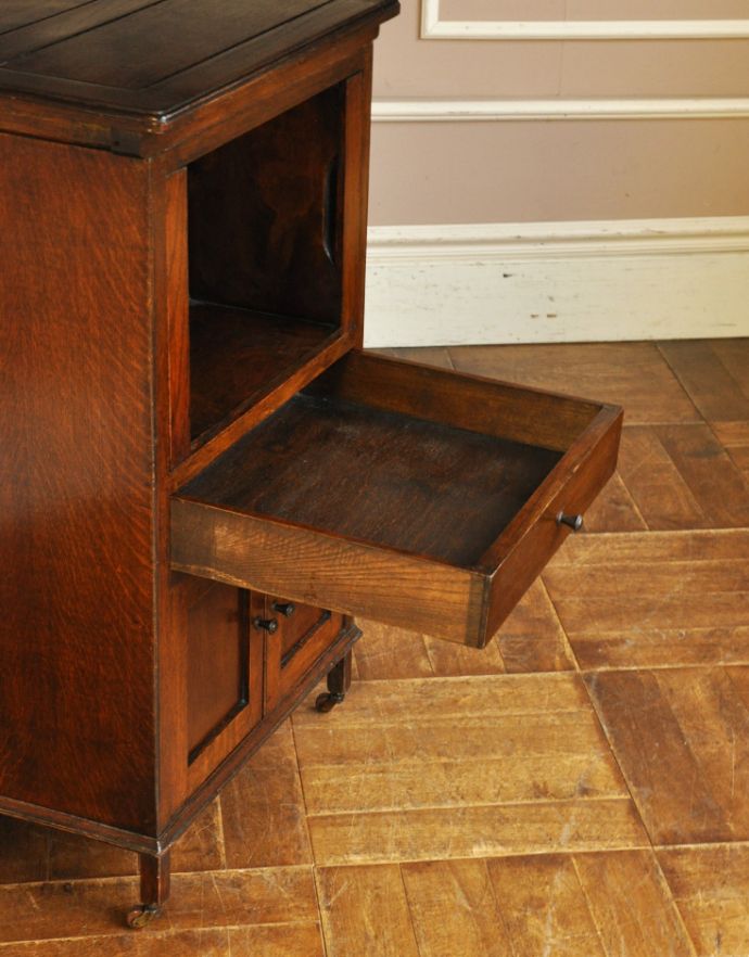 アンティークのキャビネット　アンティーク家具　英国アンティークの家具、オーク材の小さなカップボード。引き出しもキレイに修復してありますので、いろんなものを収納して下さい。(k-1238-f)