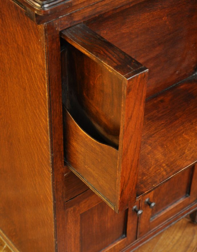 アンティークのキャビネット　アンティーク家具　英国アンティークの家具、オーク材の小さなカップボード。サイドからは小さな収納が出てきます。(k-1238-f)