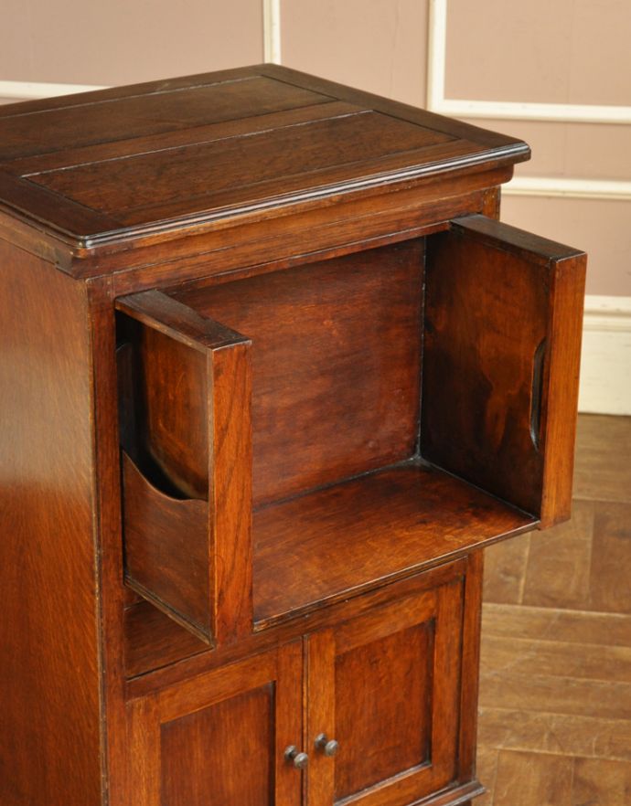 アンティークのキャビネット　アンティーク家具　英国アンティークの家具、オーク材の小さなカップボード。両面同じデザインです。(k-1238-f)