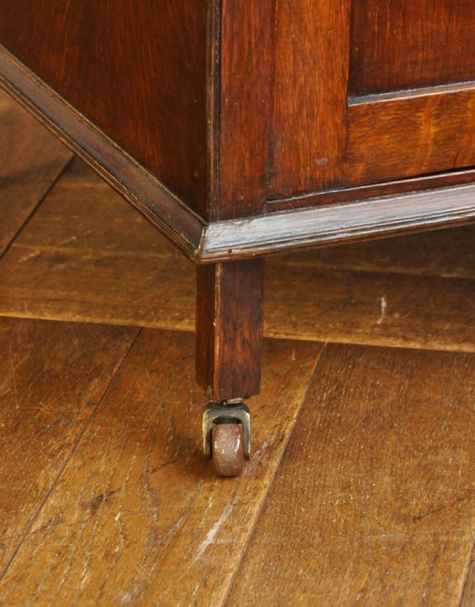 アンティークのキャビネット　アンティーク家具　英国アンティークの家具、オーク材の小さなカップボード。きちんと調整したので、新しいものと比べるとスムーズではありませんが、ちゃんと動きます。(k-1238-f)